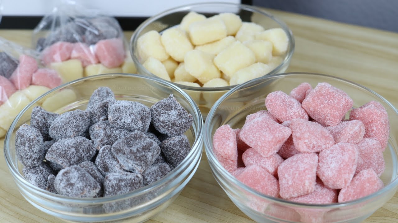 BALA DE BRIGADEIRO - BRIGADEIRO, MORANGO E NINHO - Bru na Cozinha