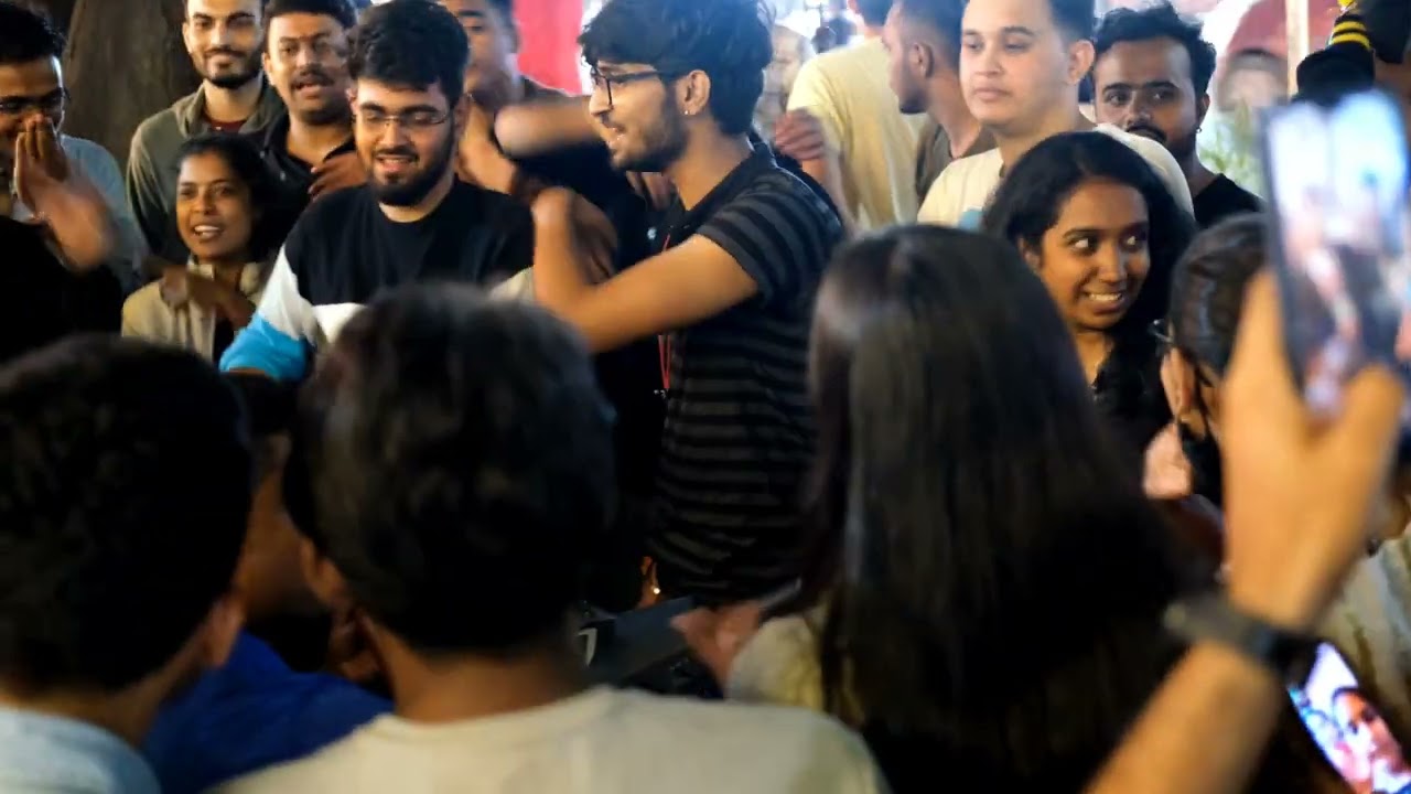 #humsabsingers jamming at #fcroad #pune with strangers joining in session #music #street #fujifilm