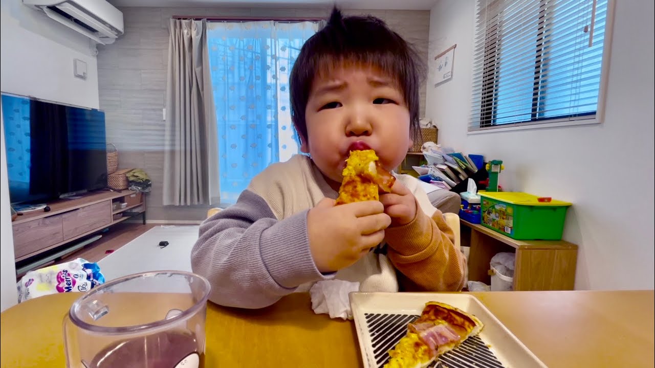 【3歳４ヶ月】ドンキのピザをひたすら食べる！［3 years and 4 months old] He just eats pizza from Donkey's!
