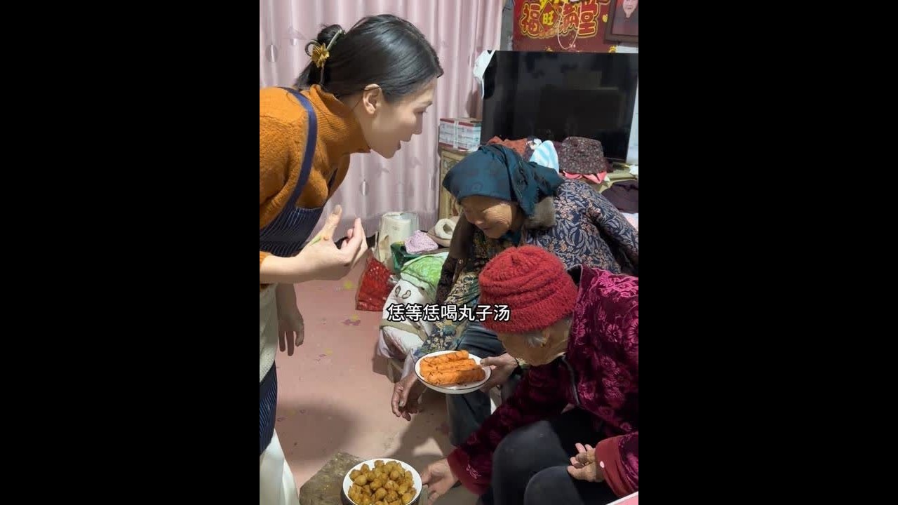 昨天接奶奶回来的时候，听大姑姑说，她想姨奶奶想在那里住几天，但担心两个老人互相照顾不太好，所以奶奶也没有在姨奶奶家住下。看奶奶心情又有点低落，今天偷偷把她的好妹妹接回来给她一个惊喜，好好住几天，都说