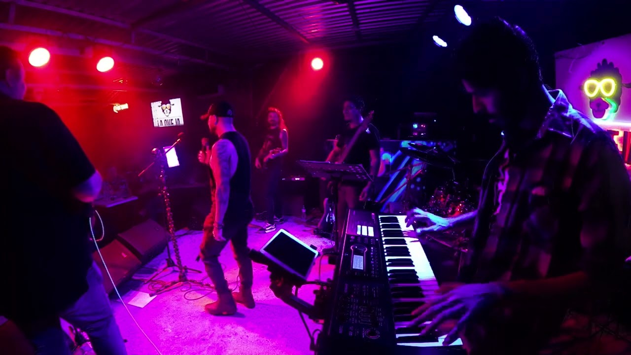 Coverhead- Escondida Entre Nubes
