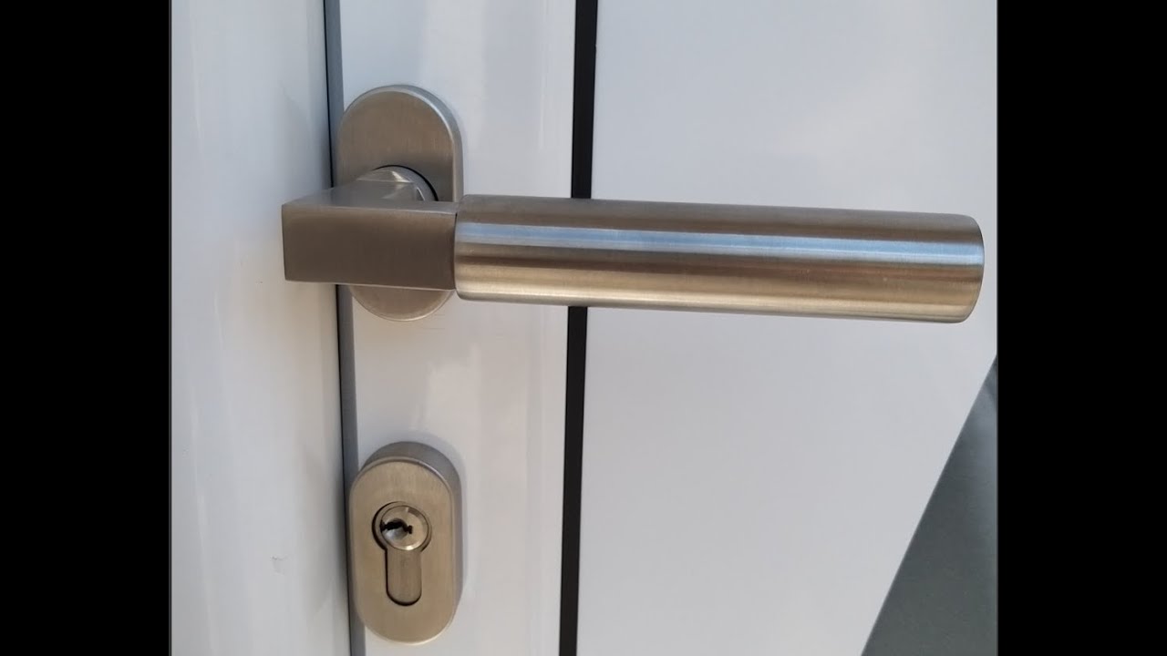 Installer une pognée de porte avec rosaces d'une manière simple et méthodique / clinche, bouton
