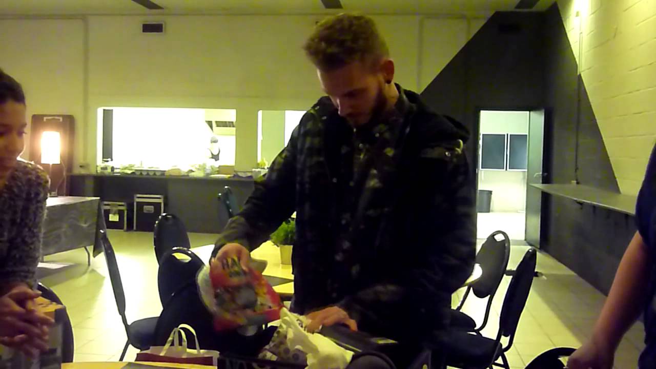 Remise de la fan-box à M.Pokora (1.12.12 Forest National)