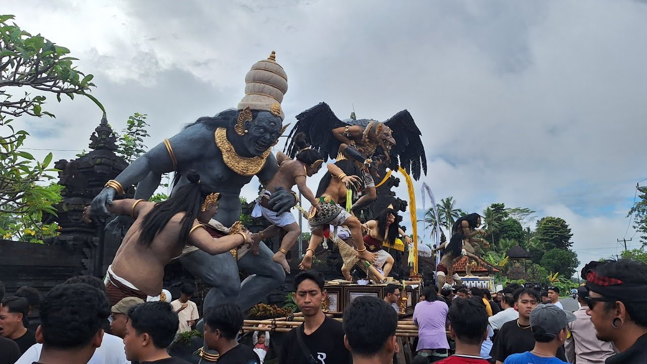 Ogoh-ogoh seDesa Adat Kuwum Berkumpul Menuju Titik Nol Desa Adat Kuwum‼️