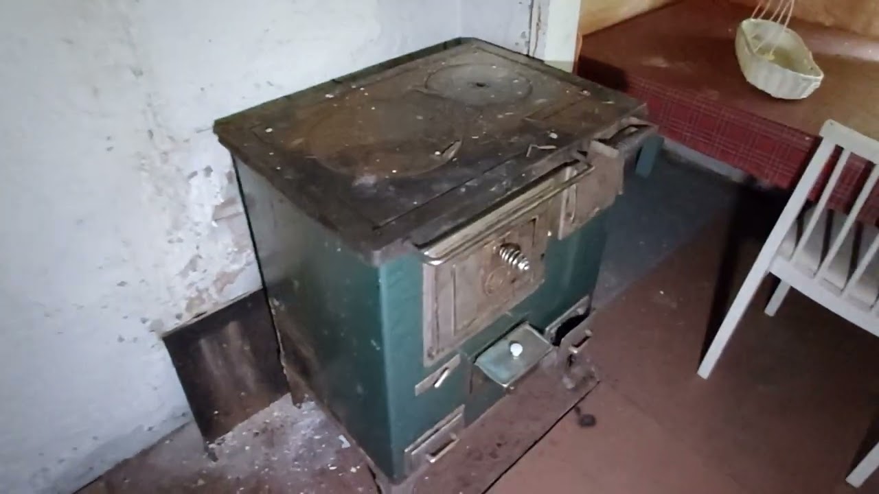 Urbex Pari outoa löytöä hyväkuntoisessa hirsipirtissä.