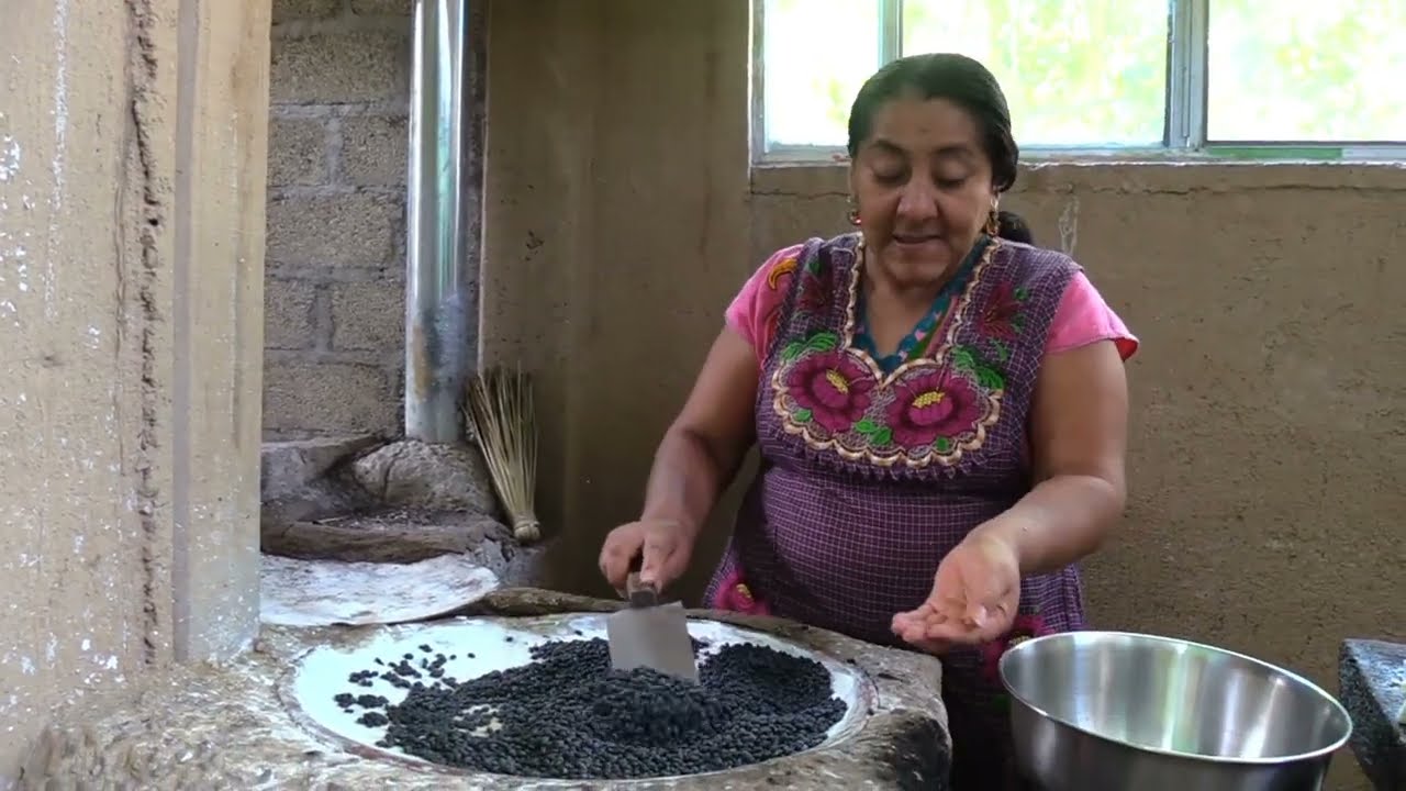 Así preparo mi sopa de frijol tostado en metate