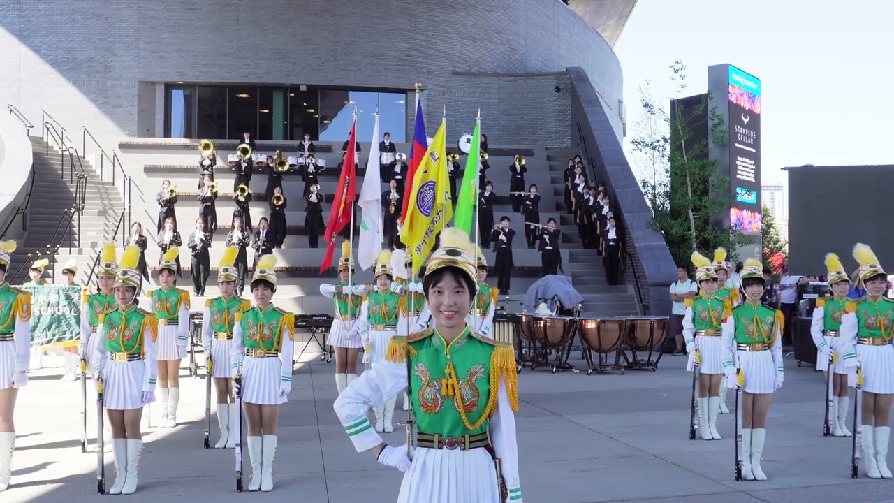 北一女卡加利牛仔節廣場(ＢＭＯ center )表演 .Taipei First Girls On Park performance on BMO Grand staircase