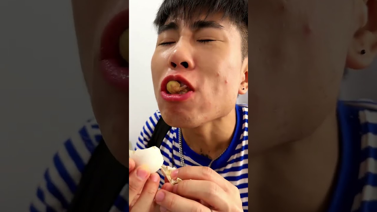 112 I eat mine, he plays with his #immersive eating broadcast#live beads# My brother watches me eat