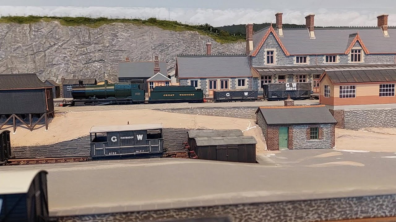 Making the weigh bridge building #modeltrains #scenicmodelling #modeltrees