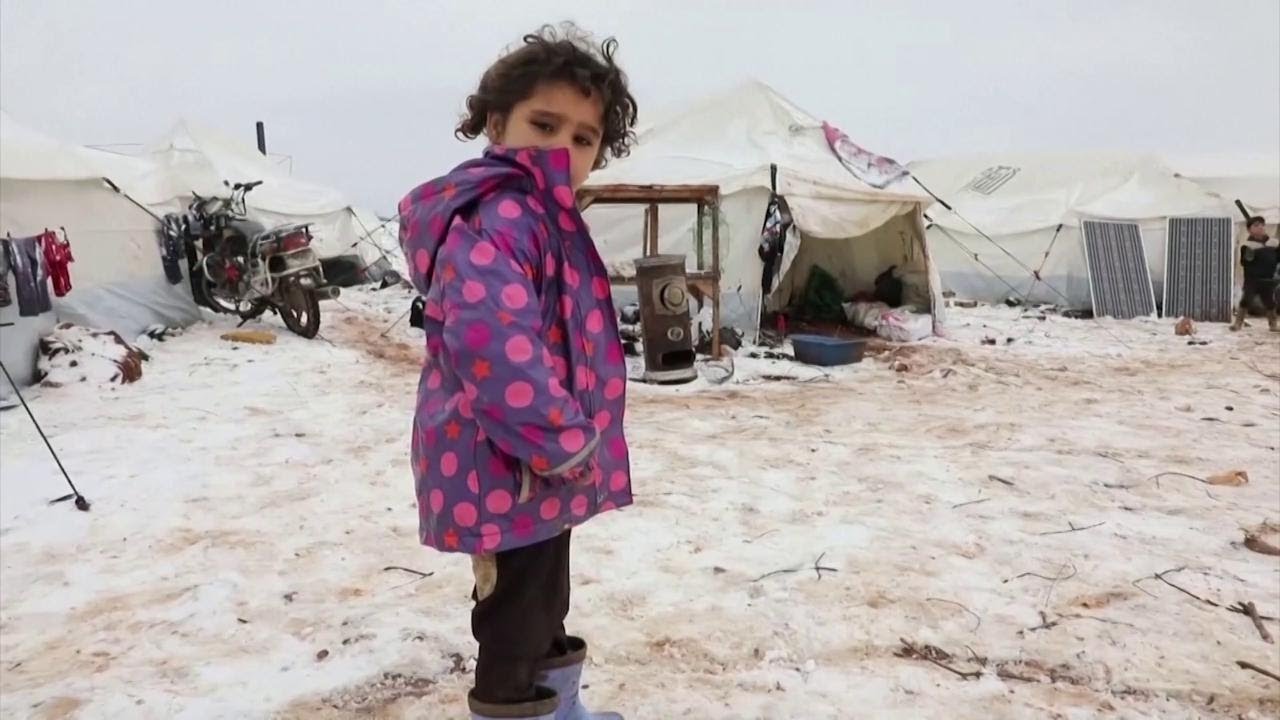 Siria, migliaia di bambini al gelo per sfuggire ai bombardamenti: ''E' in corso un'ecatombe''