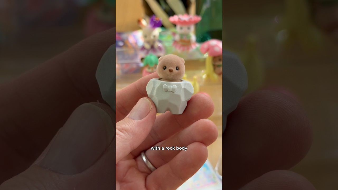 Opening Sylvanian Families blind bags with my daughter!