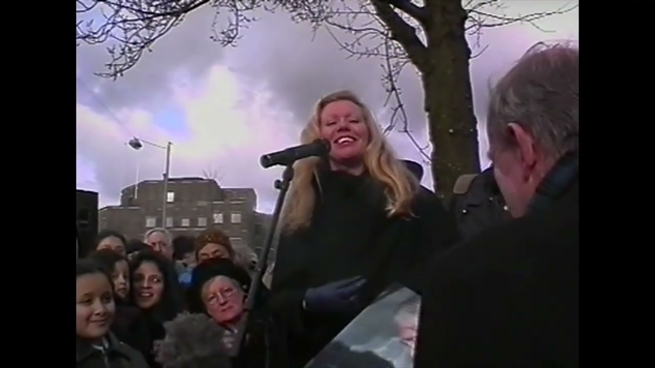 Schelto Patijn onthult in 2000 het  Willink-beeld in het Carel Willink-plantsoen.