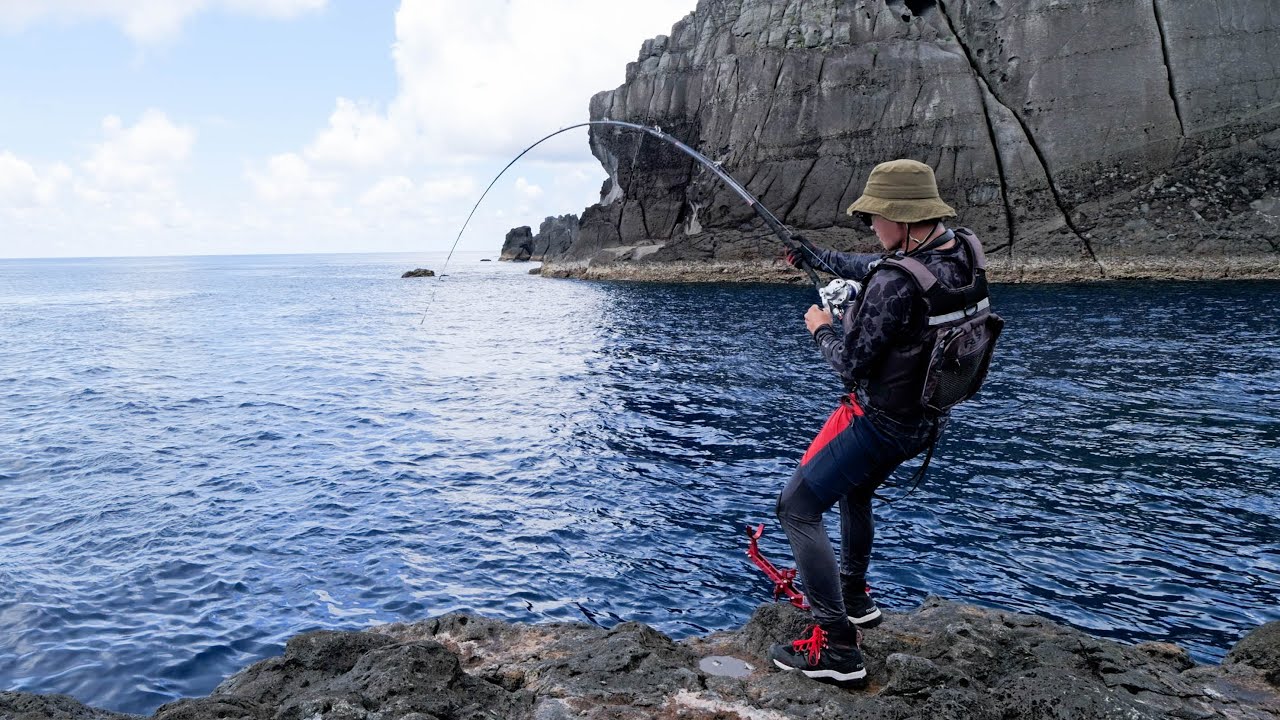 夏の怪物が出現する激流の奇岩無人島。ブッコミ&スルルーで弩級の化け物を追う1泊2日釣りキャンプ【草垣群島】