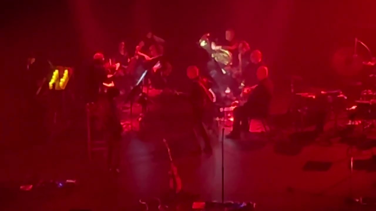 Queens Of The Stone Age - intro + Mosquito Song, Live at Carr&eacute; Amsterdam, October 26th 2025