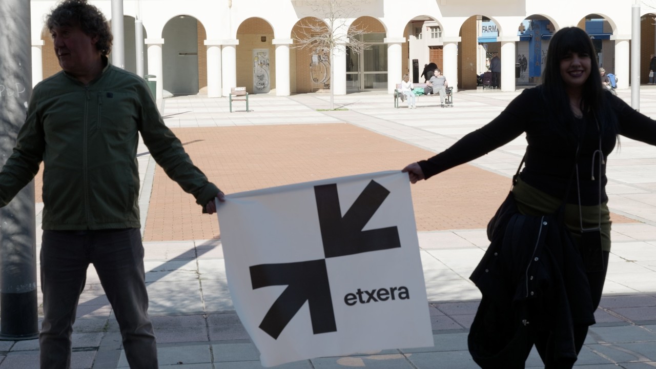 Jon, Arrotxapeko bizilaguna, etxera itzultzea eskatu du giza kate batek