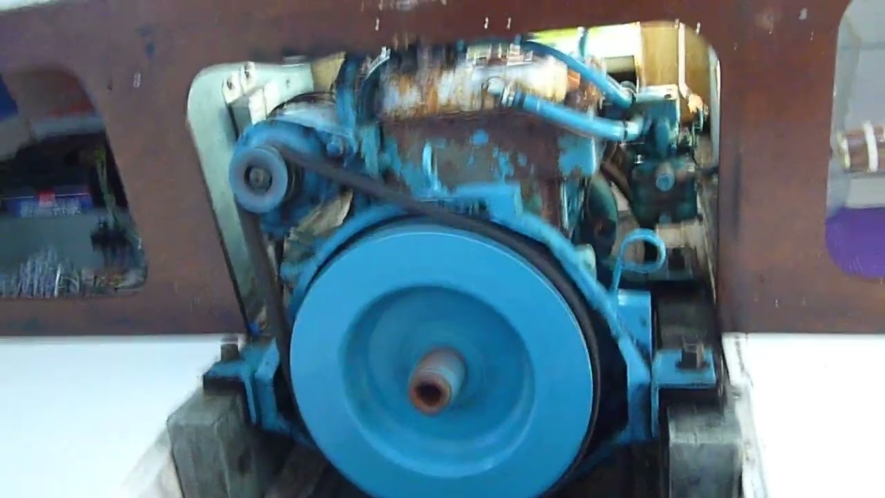 Démarrage d'un moteur COUACH BD2 monté sur un bateau ARCOA 520