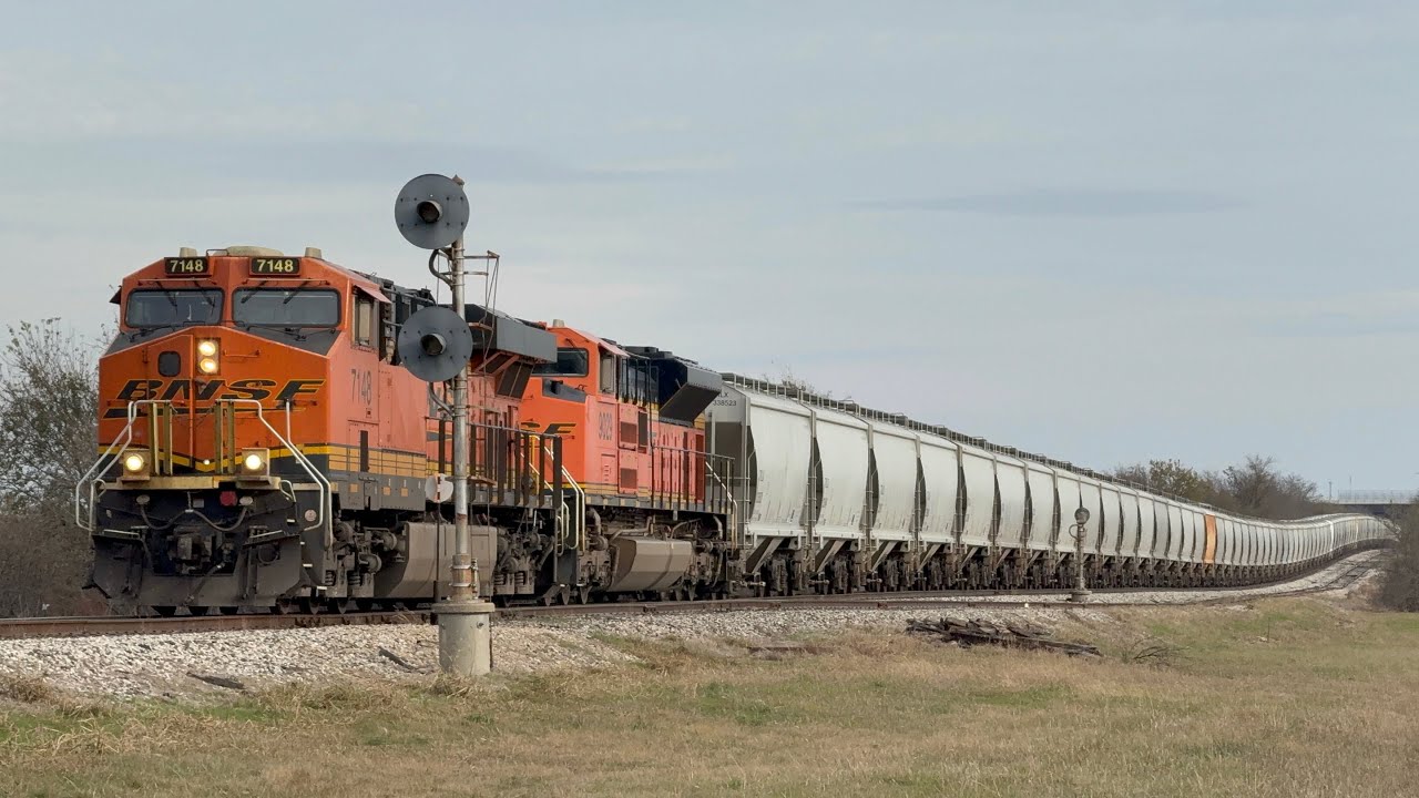 BNSF ES44C4 7148 w/ 25th Anniversary Unit Leads FWWR 404 on 12/5/25