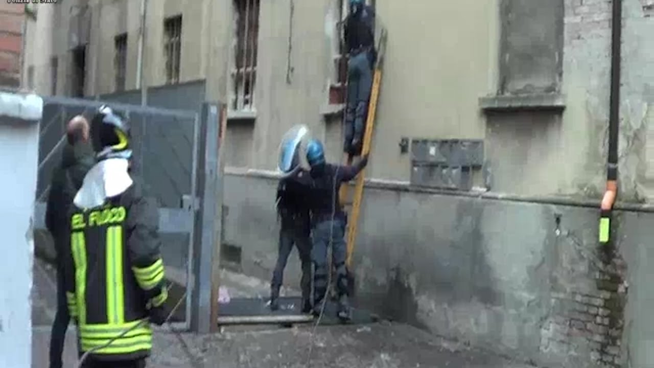 Bologna, scontri durante lo sgombero di una palazzina occupata