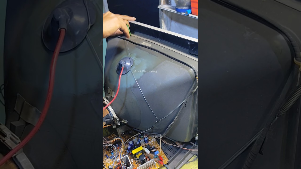 How to discharge a CRT TV tube using tin #repair #tubetv #old #crt #flyback #transformer #tips #fyp