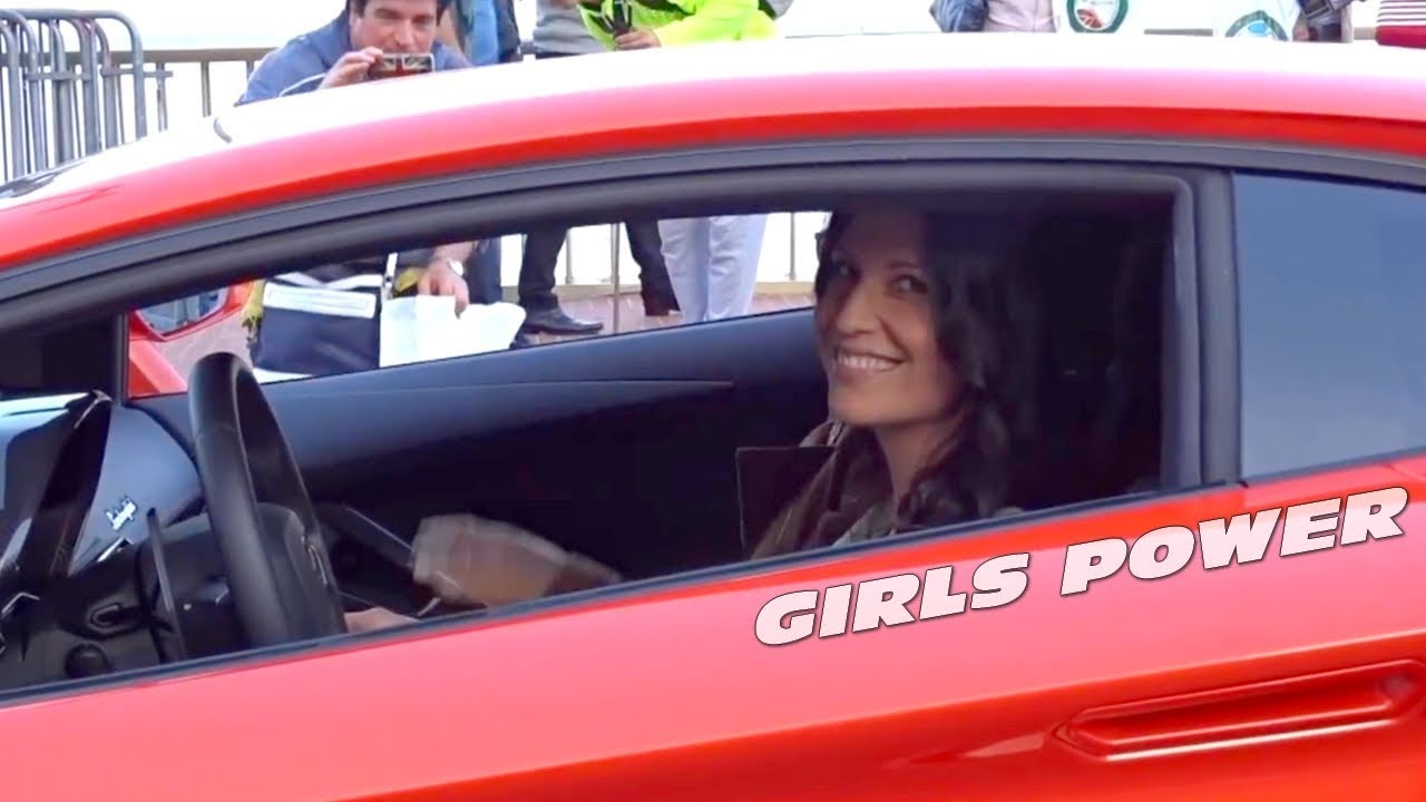 Girls Driving Supercars ! (Lamborghini / Mclaren ....)