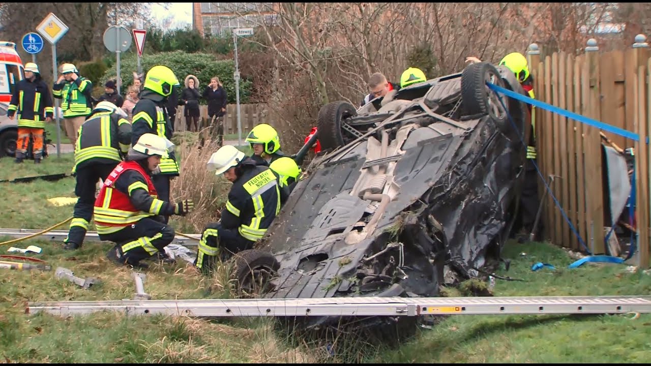 KREUZUNGSCRASH MIT VIER PKW - EIN FAHRZEUG ÜBERSCHLÄGT SICH - 3 VERLETZTE