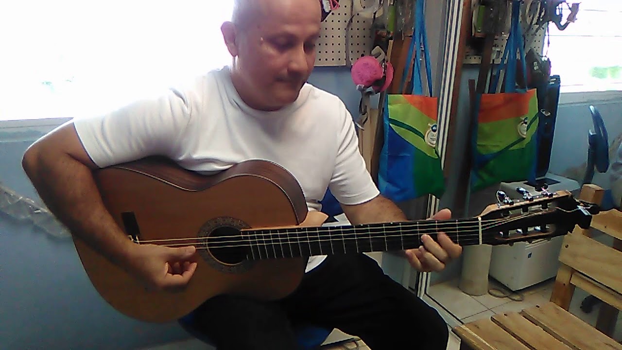 Luthier angel ortiz Billy col&oacute;n Zayas probando guitarra de &aacute;ngel ortiz