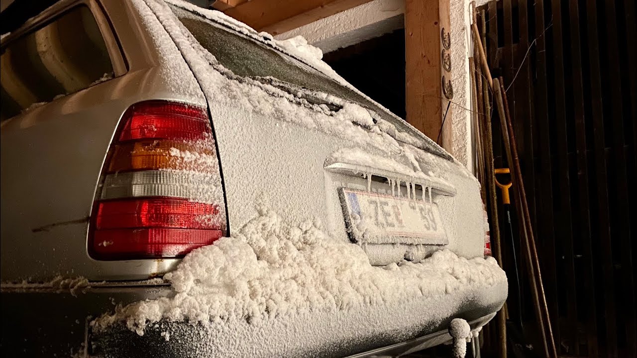 Mercedes 200TE S124 drifting in winter