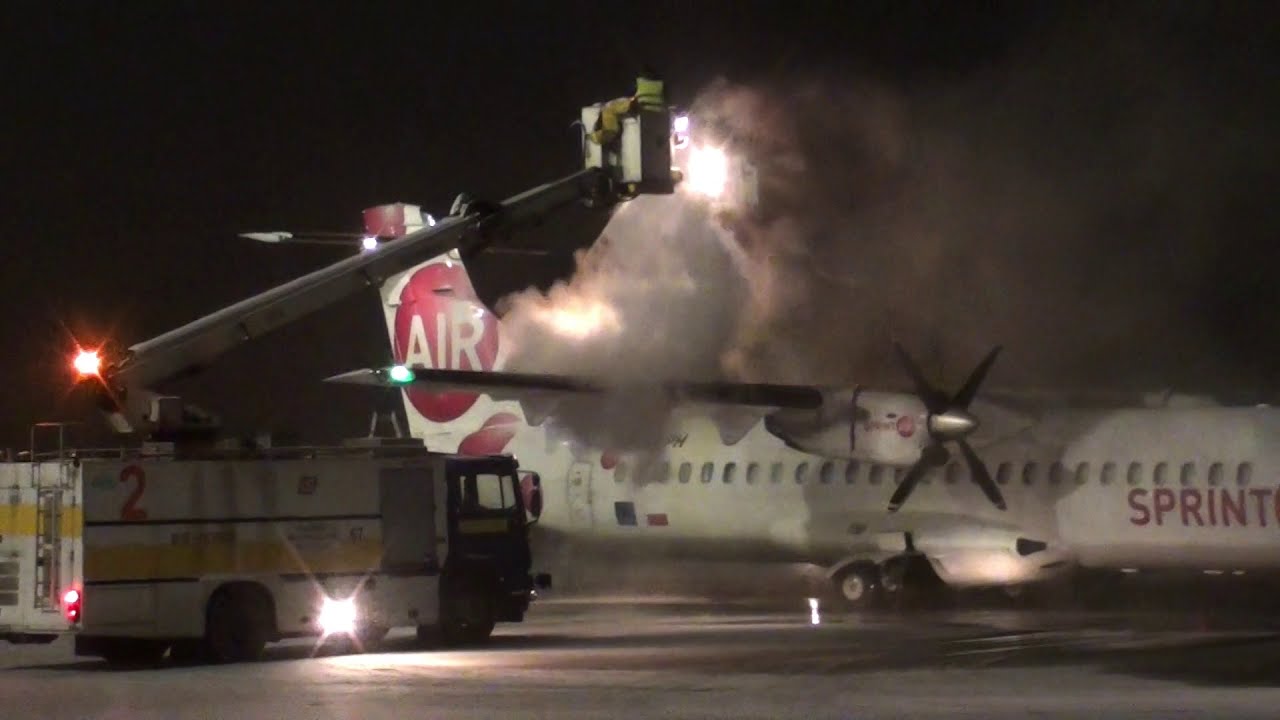 Sprint Air ATR 72-202(F) De-icing & takeoff Katowice Airport HD