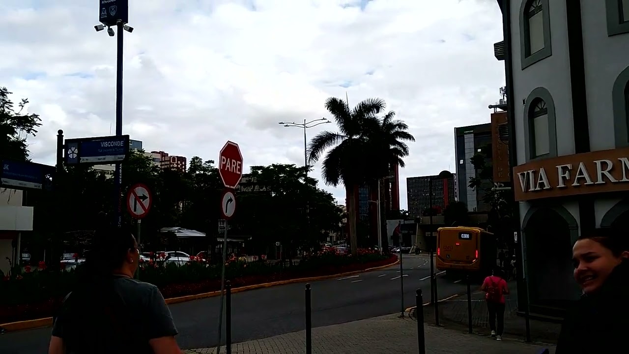 Acompanhe o trânsito no fim da tarde no centro de Joinville (SC)