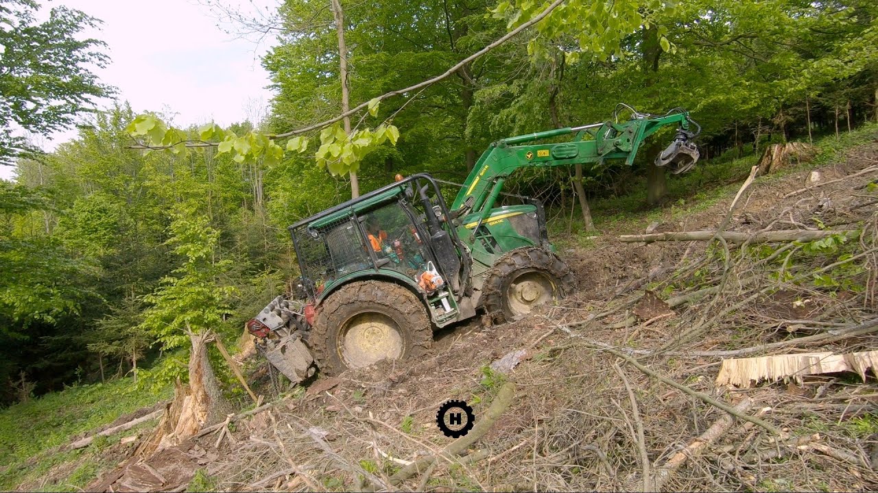 John Deere v lesní úpravě se speciálním drapákem