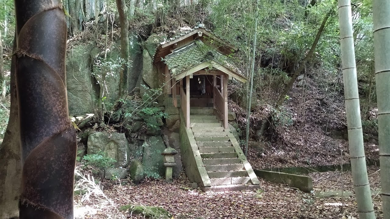 荒廃気味の境内に鎮座する不動明王と磨崖仏達、谷山宝山寺訪問　木津川市山城町平尾