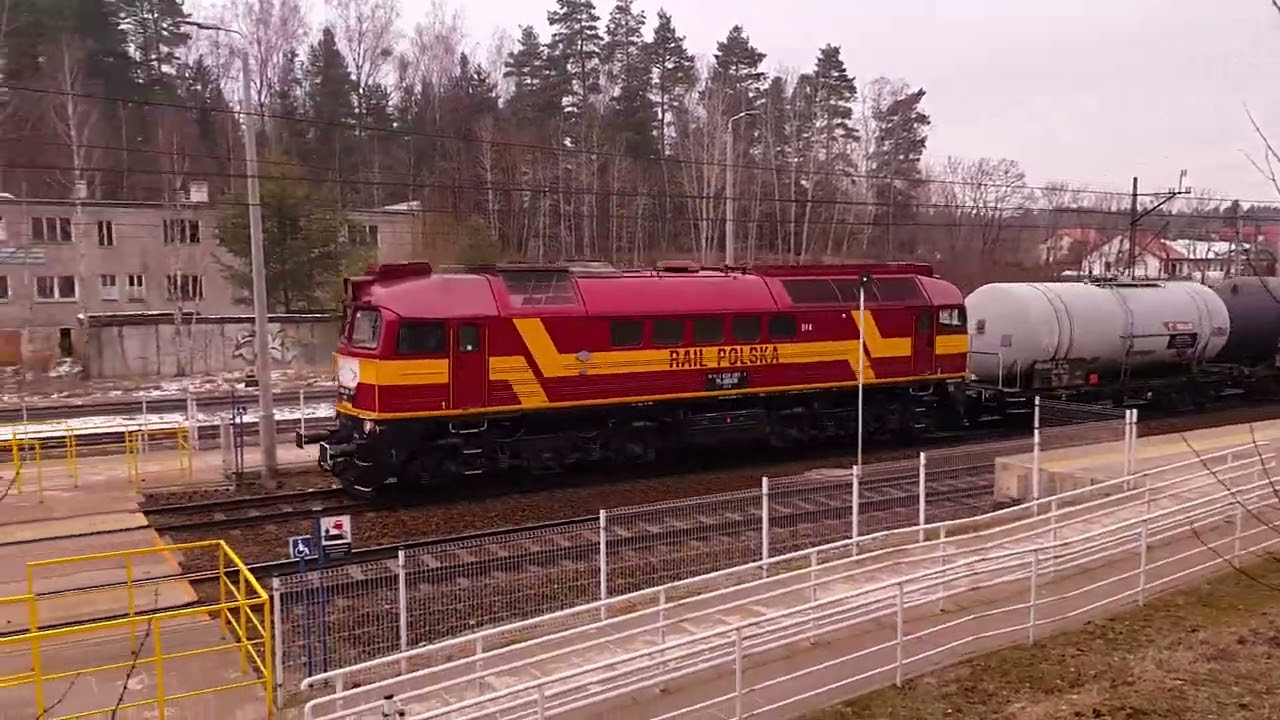 ST44 Rail Polska za składem cystern na stacji Naterki
