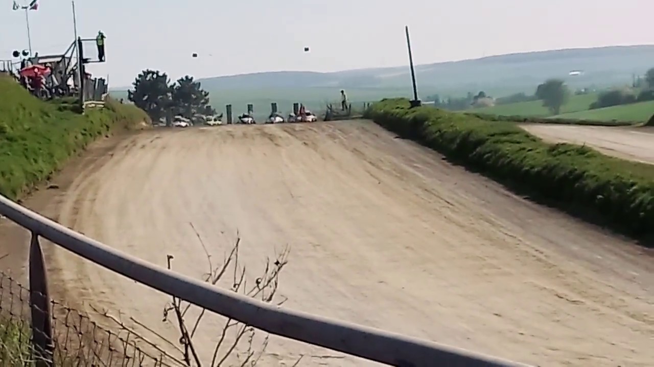 Auto cross domart sur la luce kart