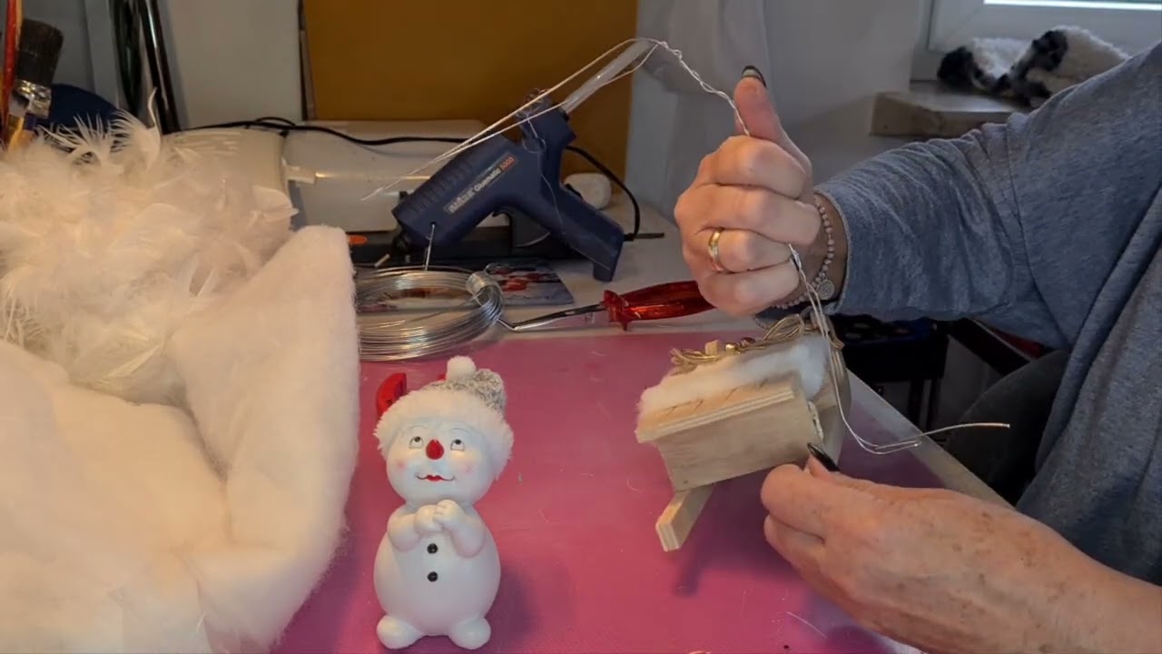 Weihnachtsdeko Schlitten mit beleuchteter Wattewolke und Schneemann