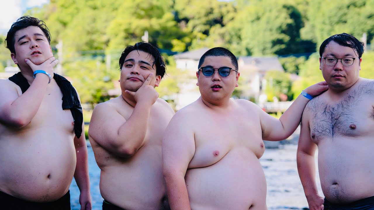 デブ4人で川遊び。