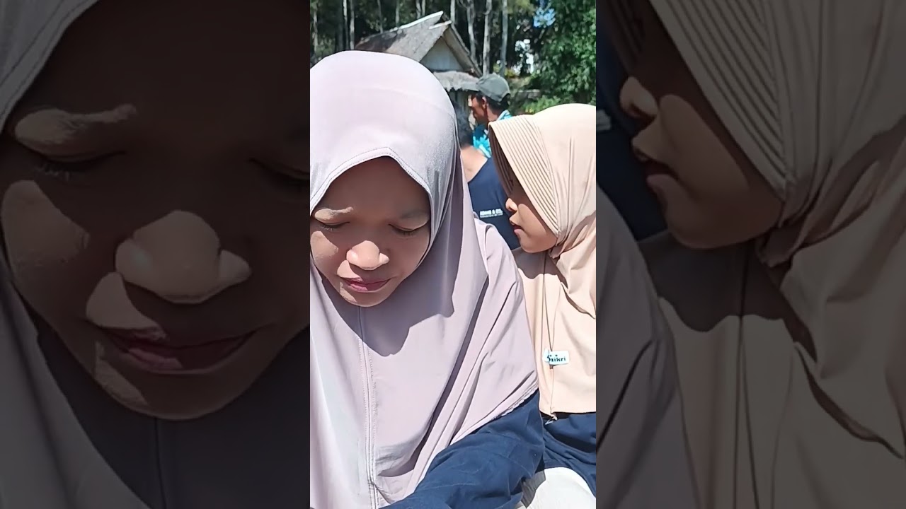 Husain main perahu di kampung samperium