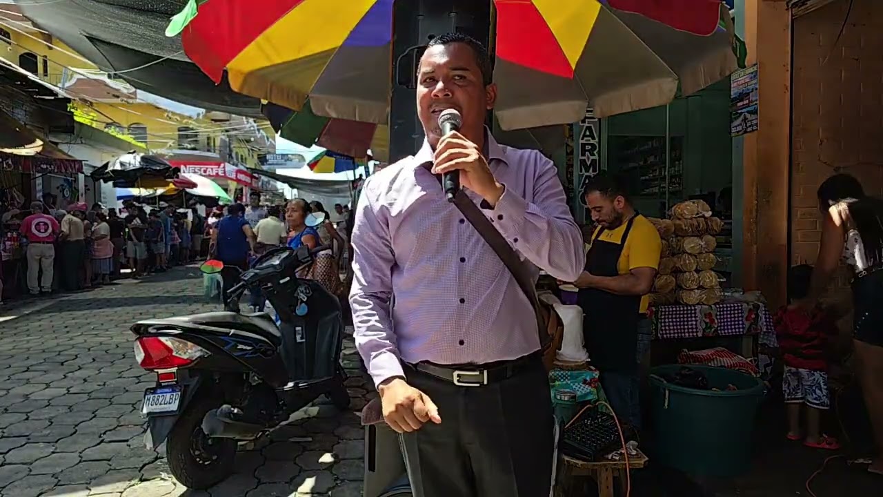 Pastor Carlos rivas predicando en los mercados de Guatemala .