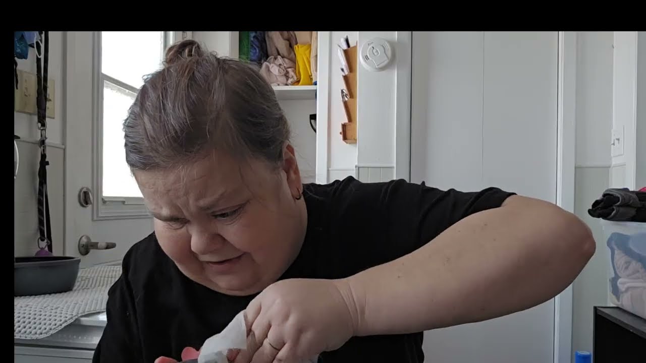 VLOG Declutter Otganize and Clean the Bathroom 