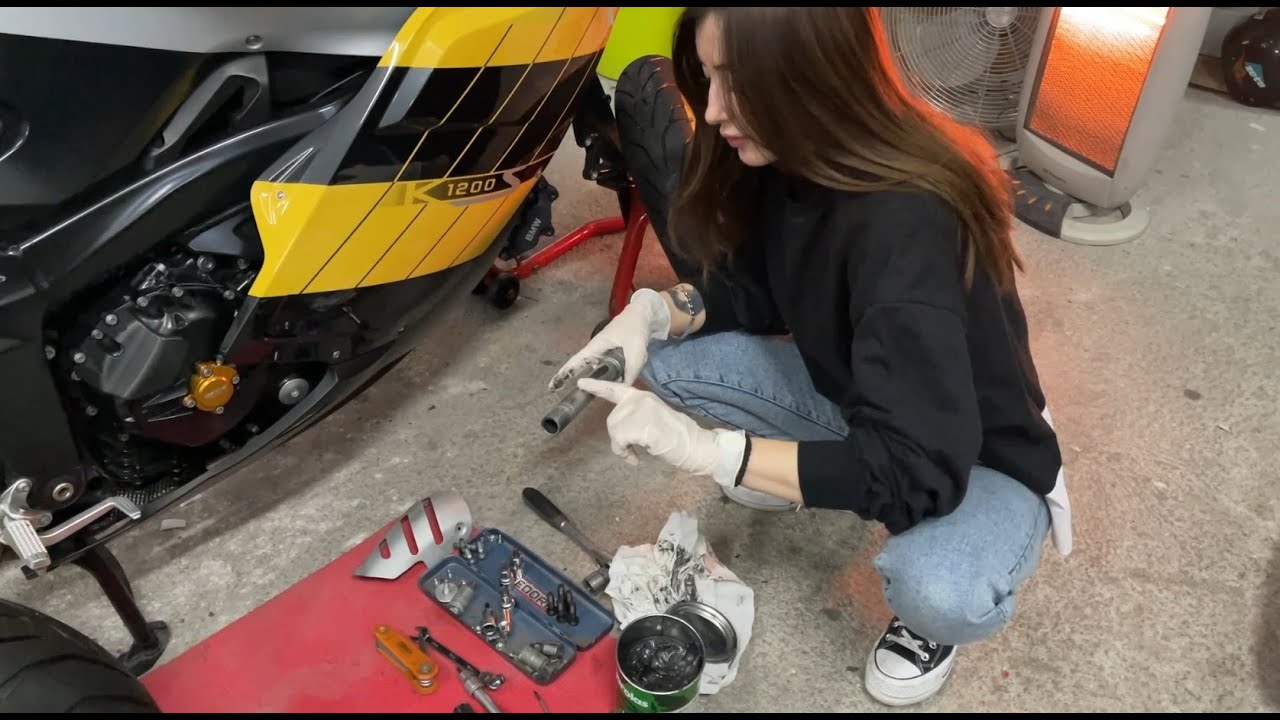 K1200S - Cambiando ruedas con mi nueva ayudante