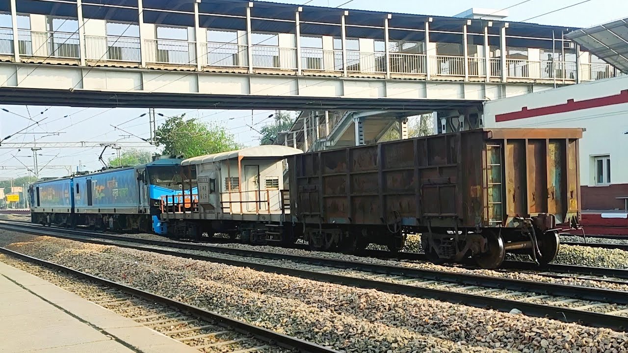 1 Locomotive + 1 Caboose + 1 Goods Wagon | Smallest Goods Train Moving Reverse | Indian Railways