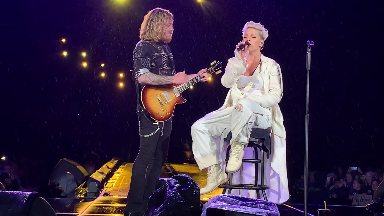 Elton gives Pink a piece of cheese - Pink sings Time after Time - Hamburg Germany - 8. Juli 2019