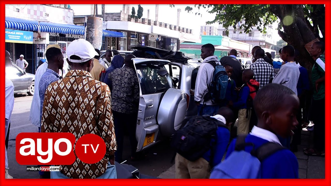 NYOKA MKUBWA AKUTWA KWENYE GARI YA MTU ARUSHA, AGOMA KUTOKA