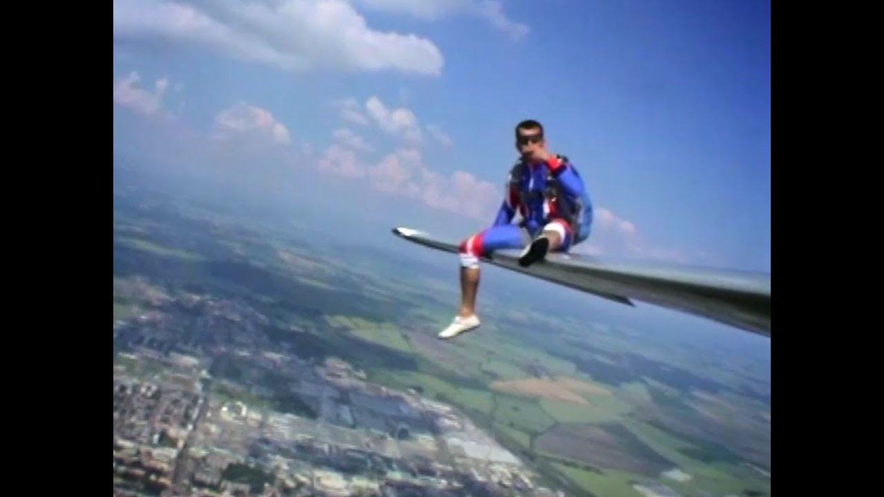 Relax on the wing of L-13 Blanik Glider... and JUMP!!!