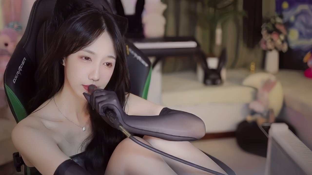 ASMR【贝拉小姐姐】搅动耳朵的口腔音 带劲掏耳朵芦荟胶 Mouth Sounds
