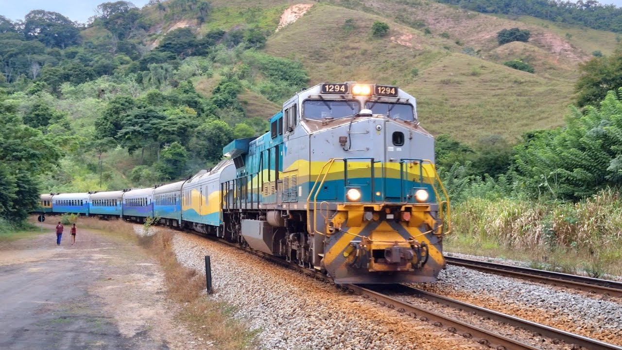Trem de passageiros da EFVM em Antônio Dias - MG
