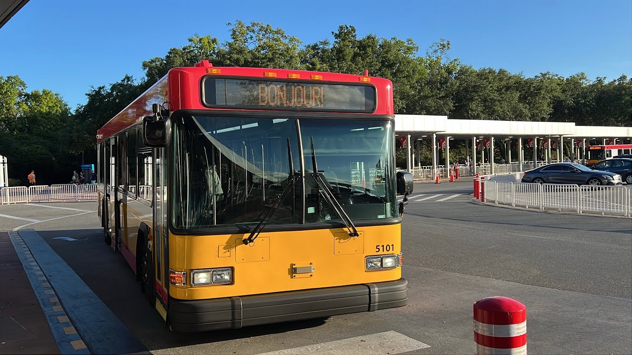 🚧🚌💥🚌 Я отправился на автобусную станцию ​​Disney Transport в парке развлечений Epcot Disney World...
