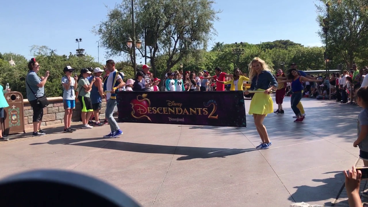The cast of Descendants 2 at Disneyland!