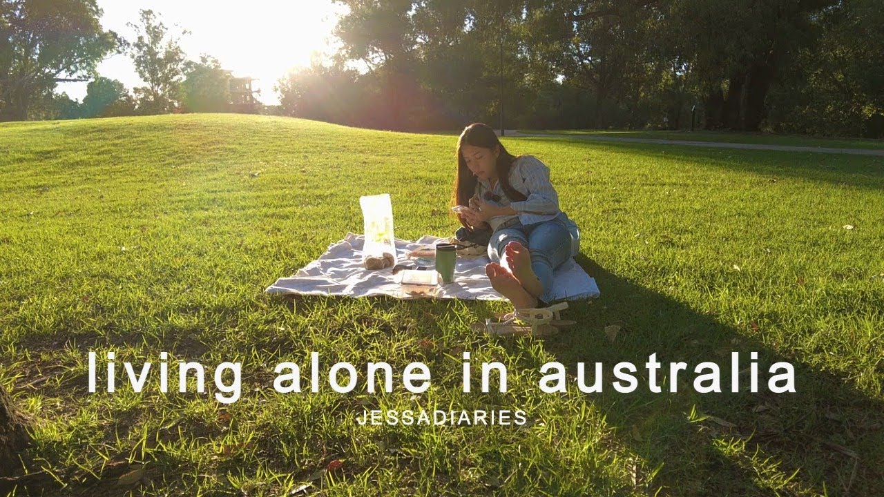 vlog • living alone in australia as an international student, gym, café, picnic | jessadiaries