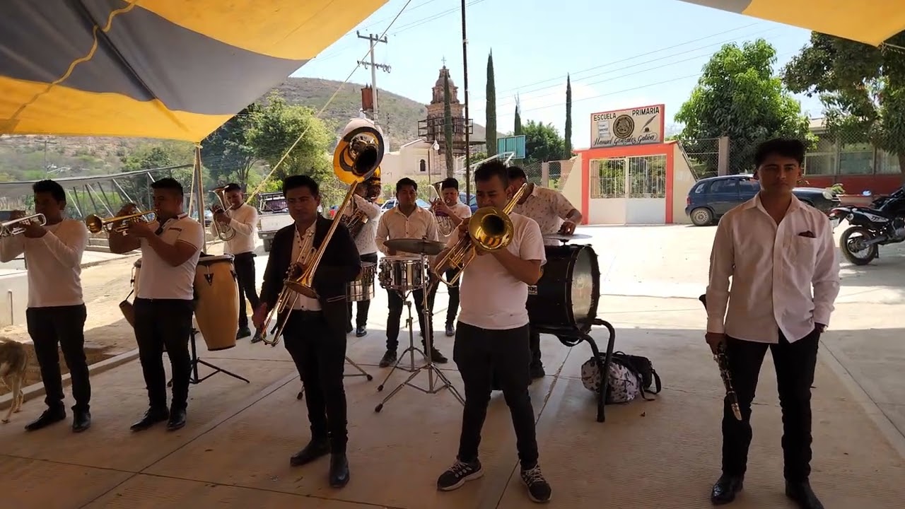 Asi suena la niña del teléfono con Banda la Terrenal