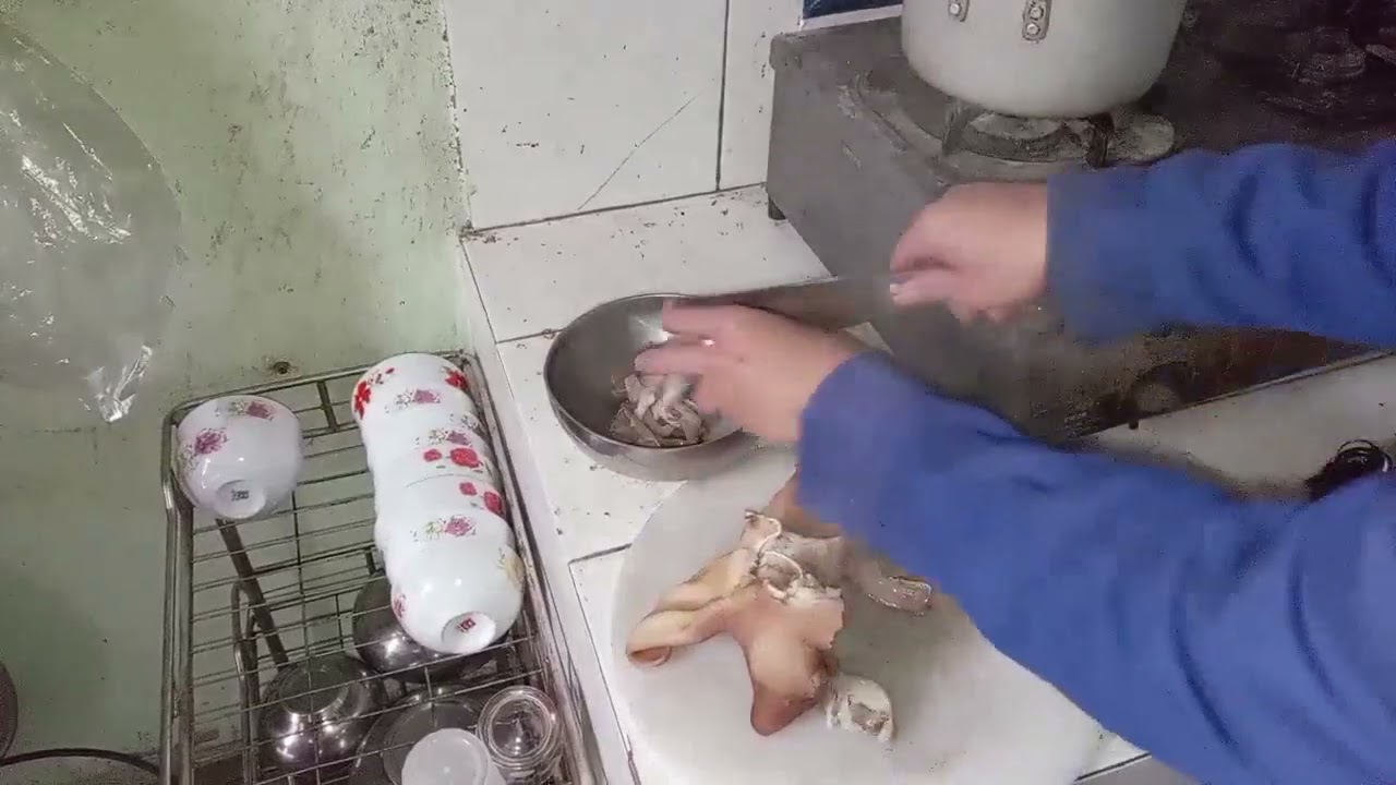Luộc thịt mãi mới chín. Hơi ngắn ghép thêm luộc xu hào 